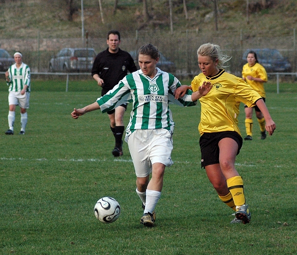 2007_0425_05.JPG - Södras Emelie Larsson i kamp om bollen med en tillberga spelare